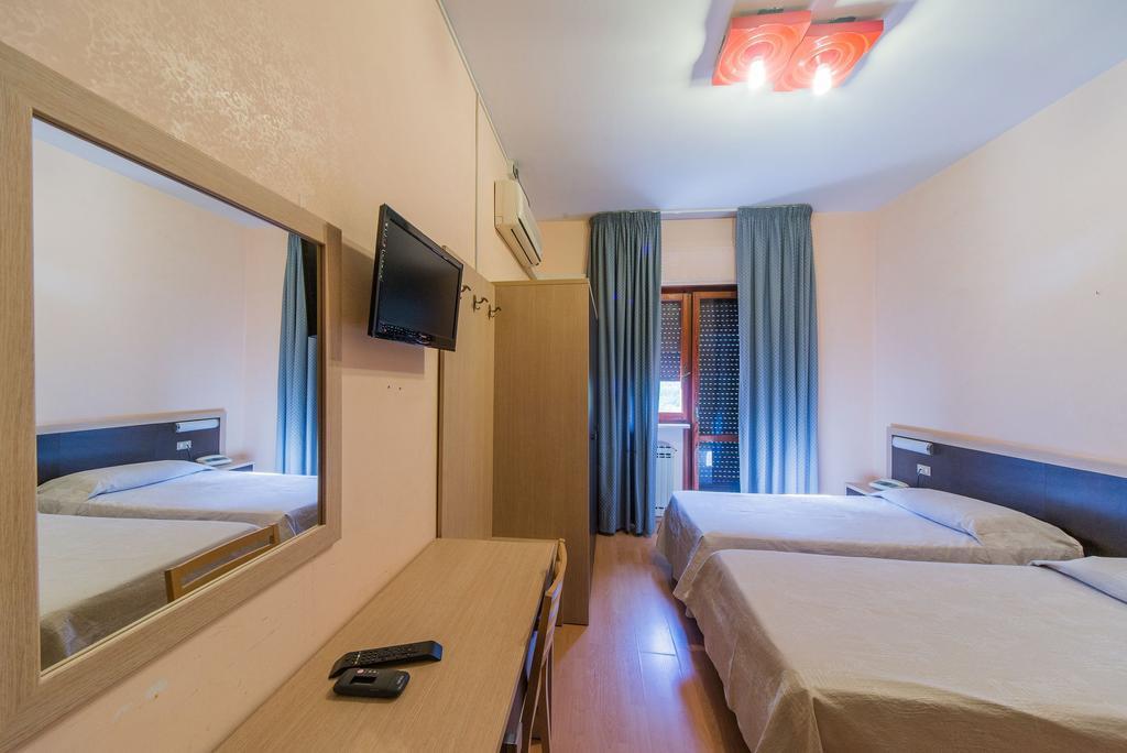 Hotel Del Camerlengo ファーラ・サン・マルティーノ 部屋 写真