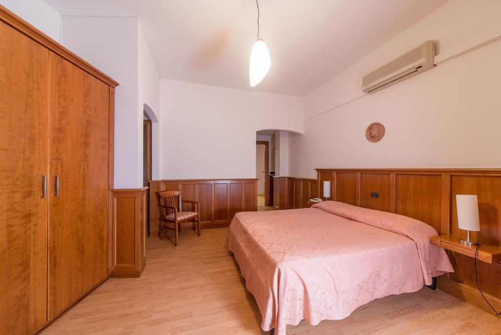Hotel Del Camerlengo ファーラ・サン・マルティーノ 部屋 写真